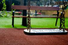 jardin con columpios