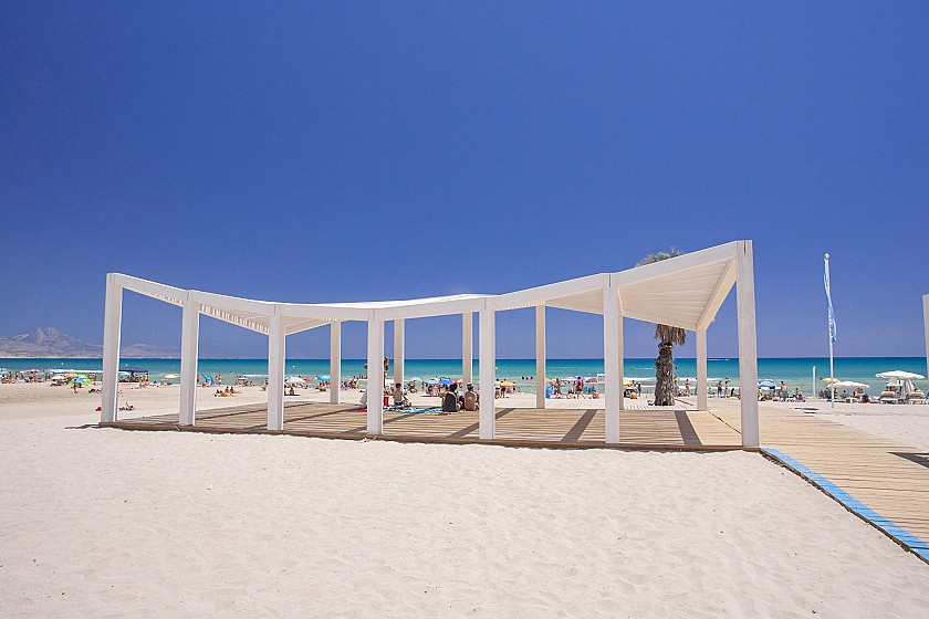 Enjoy the beach - Hotel Castilla Alicante